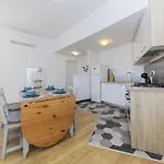 23 And 25 With Free Private Parking Apartmán *