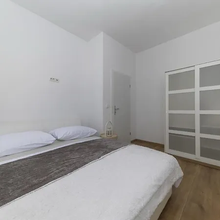 23 And 25 With Free Private Parking Apartmán
