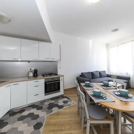 23 And 25 With Free Private Parking Apartment