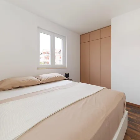 23 And 25 With Free Private Parking