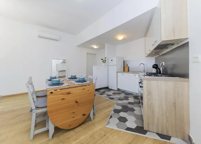 23 And 25 With Free Private Parking דירה *