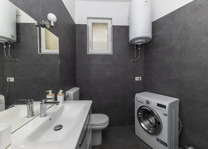 23 And 25 With Free Private Parking