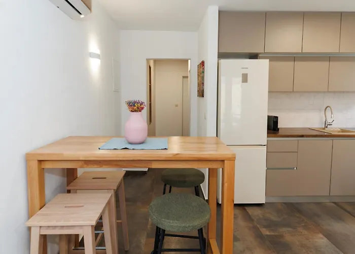 23 And 25 With Free Private Parking *