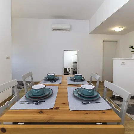 23 And 25 With Free Private Parking Apartament