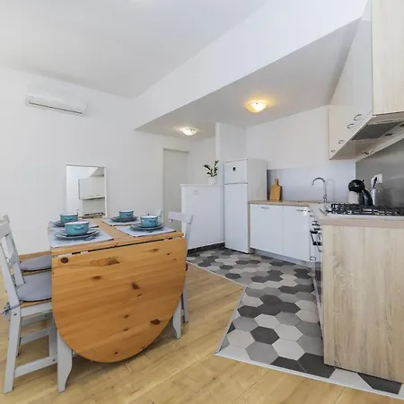23 And 25 With Free Private Parking Apartament *