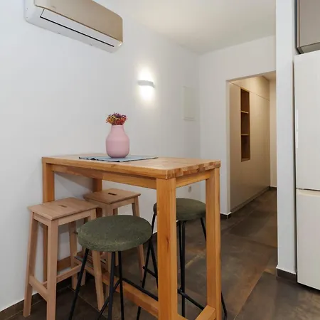 23 And 25 With Free Private Parking Apartman