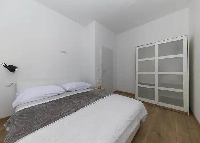 23 And 25 With Free Private Parking Apartman