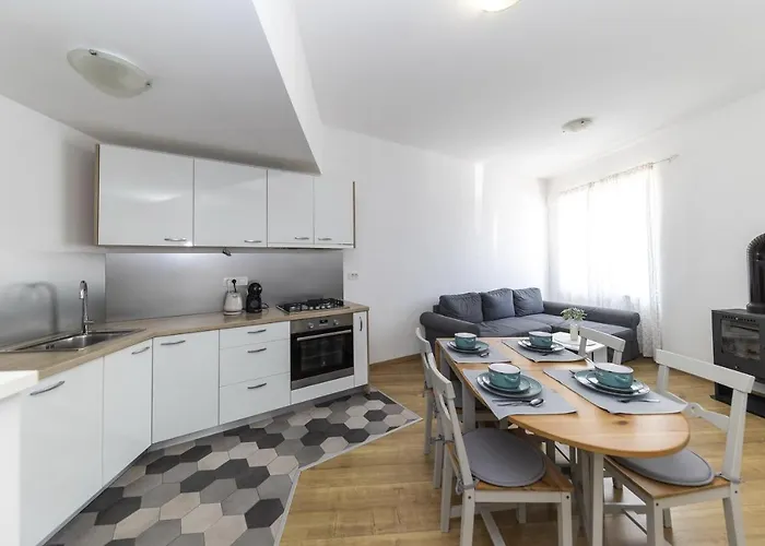 23 And 25 With Free Private Parking Apartman