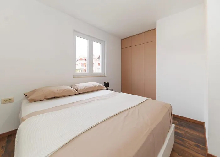 23 And 25 With Free Private Parking